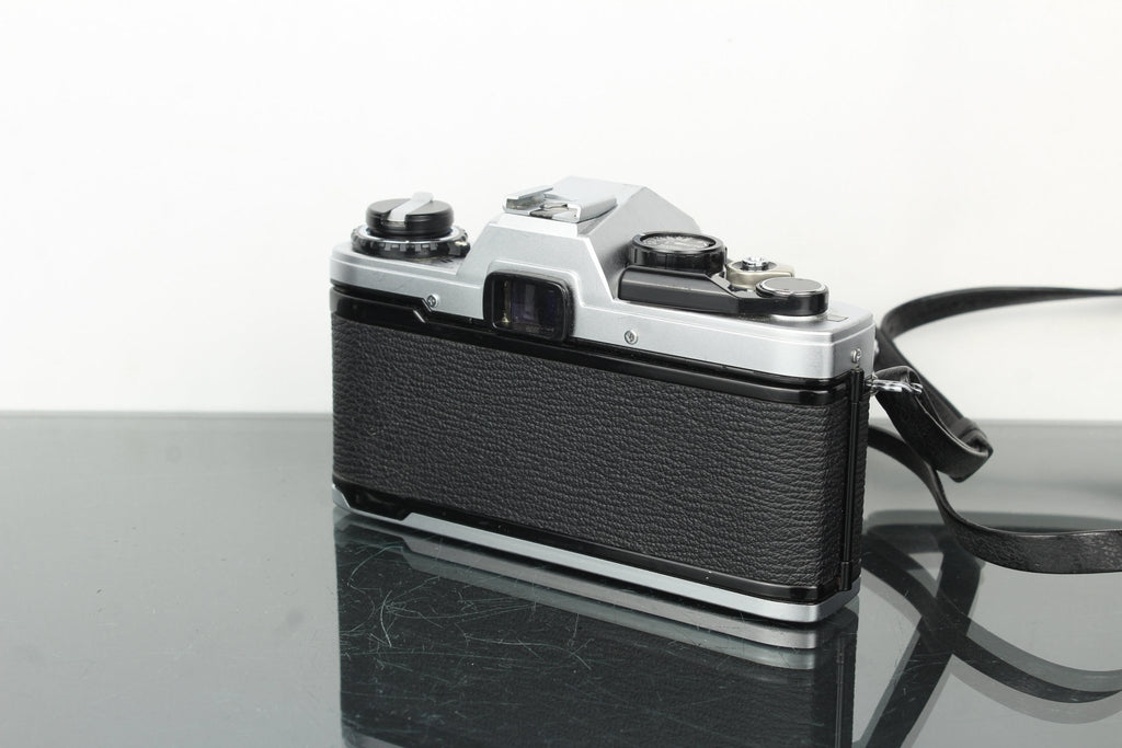 Olympus OM10 + 50mm 1.8 Olympus OM lens - Dutch|Thrift