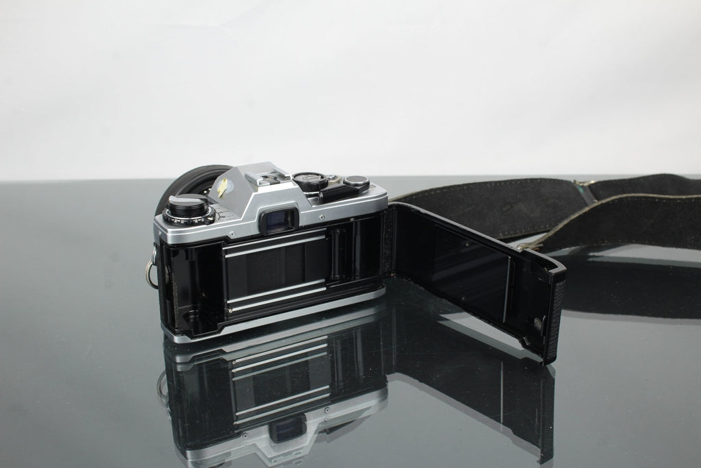 Olympus OM10 + 50mm 1.8 Olympus OM - mount lens - Dutch|Thrift