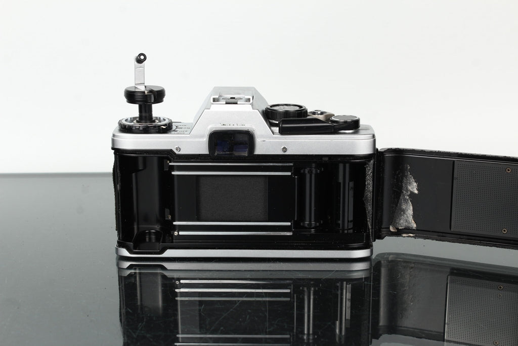 Olympus OM10 + Auto - S 50mm f/1.8 - Dutch|Thrift