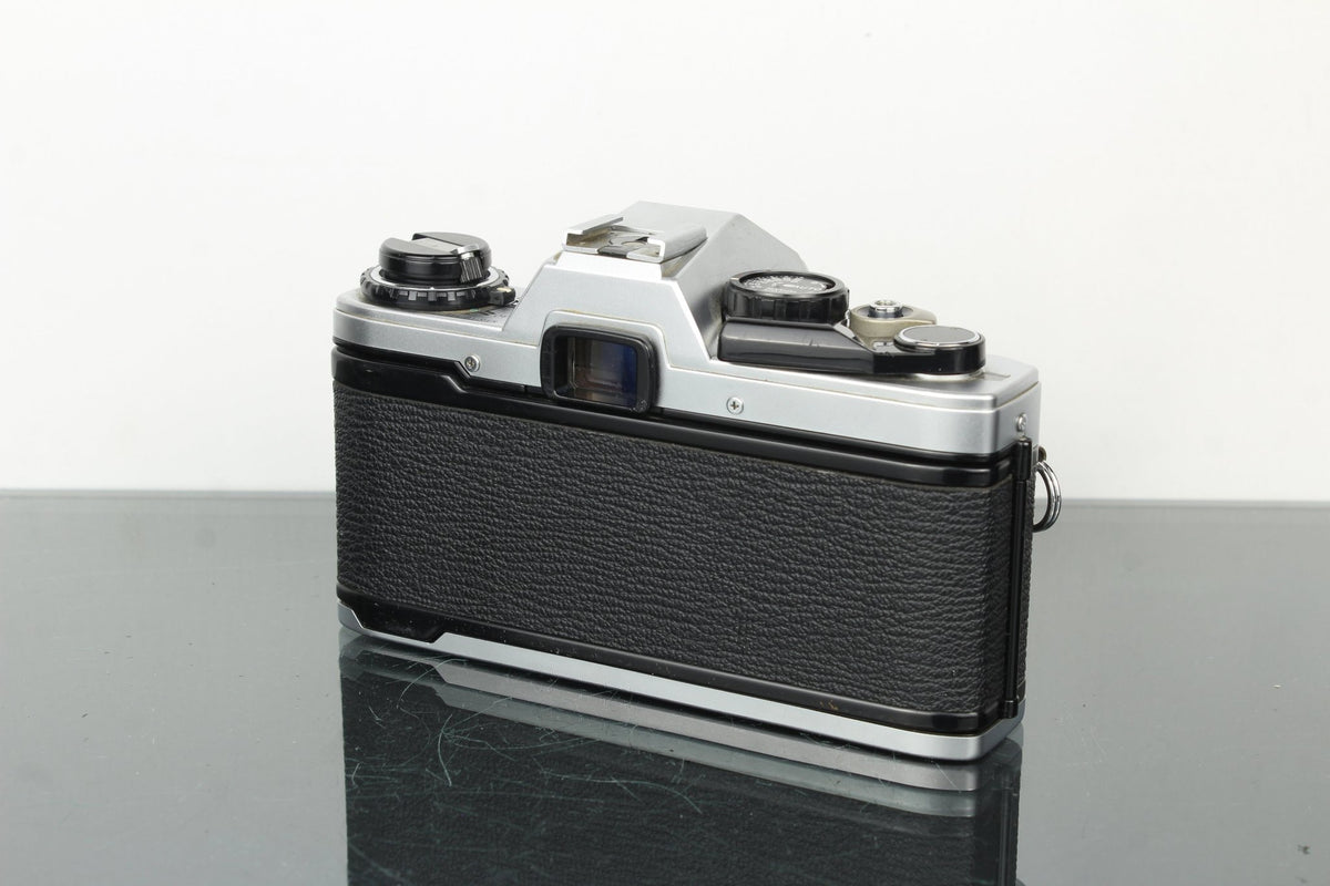 Olympus OM10 + OM 50mm f/1.8 - Dutch|Thrift