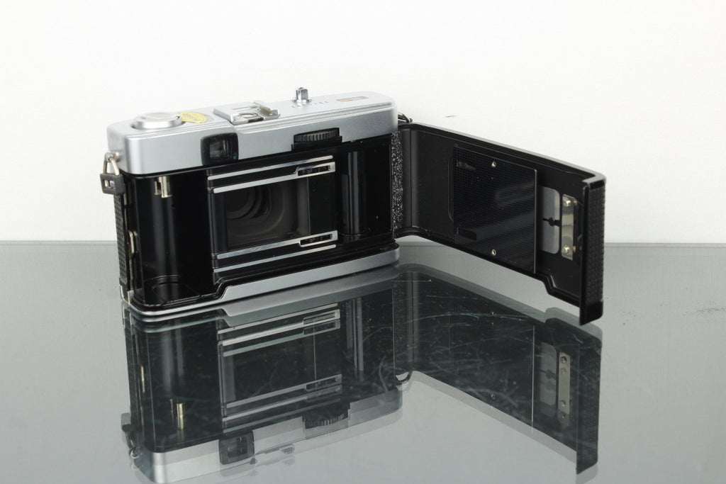 Olympus Trip 35 - Dutch|Thrift