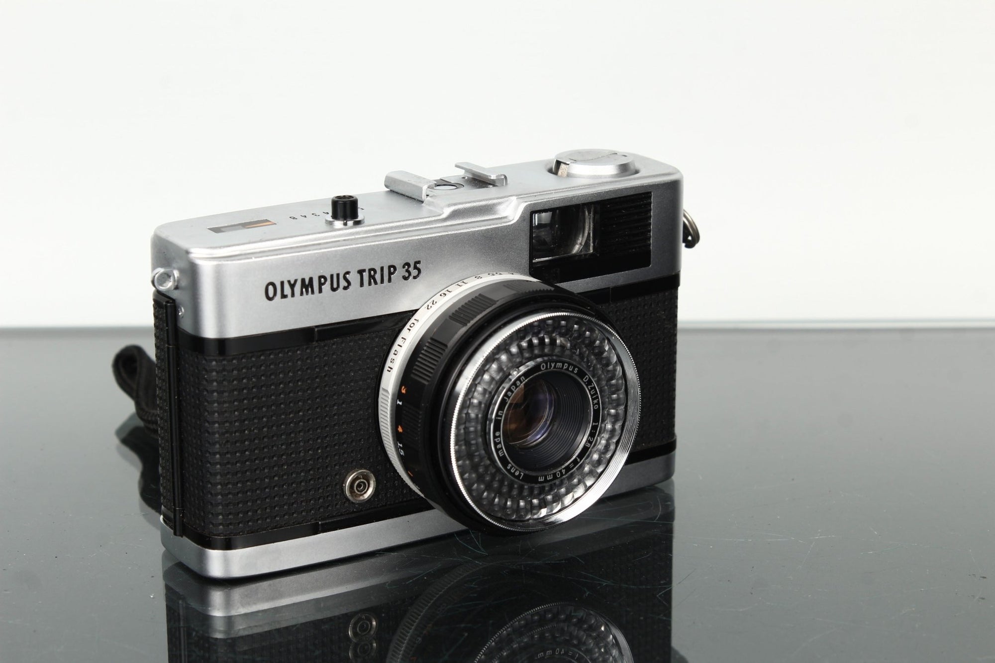 Olympus Trip 35 - Dutch|Thrift