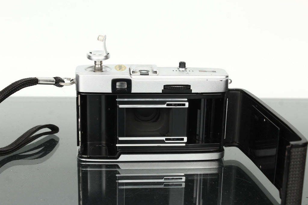 Olympus Trip 35 - Dutch|Thrift