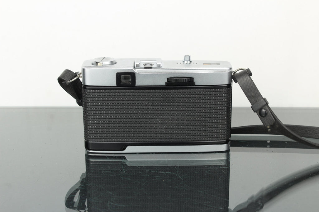 Olympus Trip 35 - Dutch|Thrift