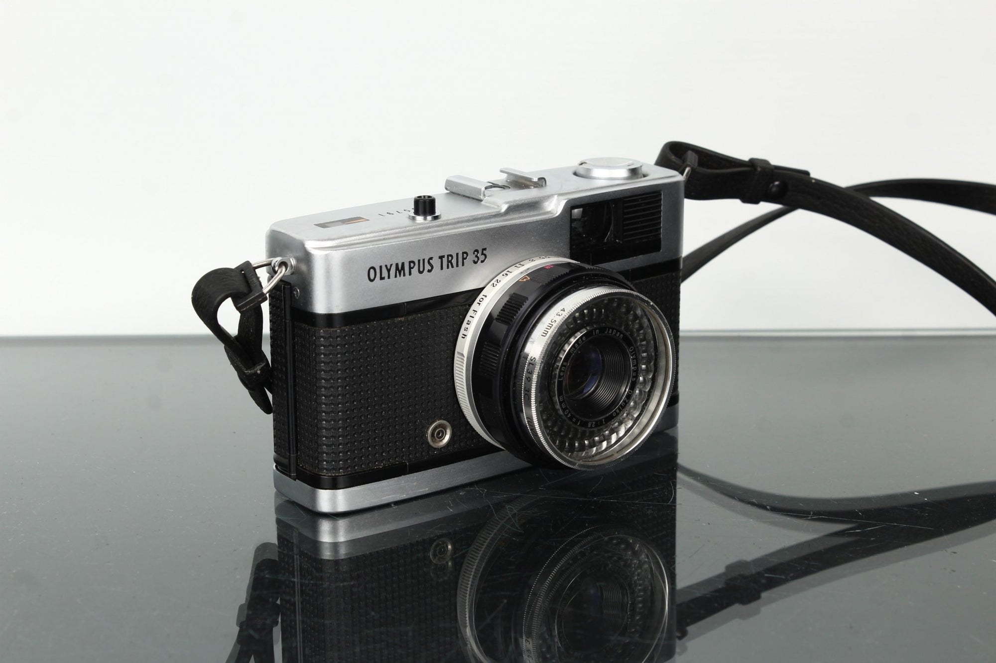 Olympus Trip 35 - Dutch|Thrift