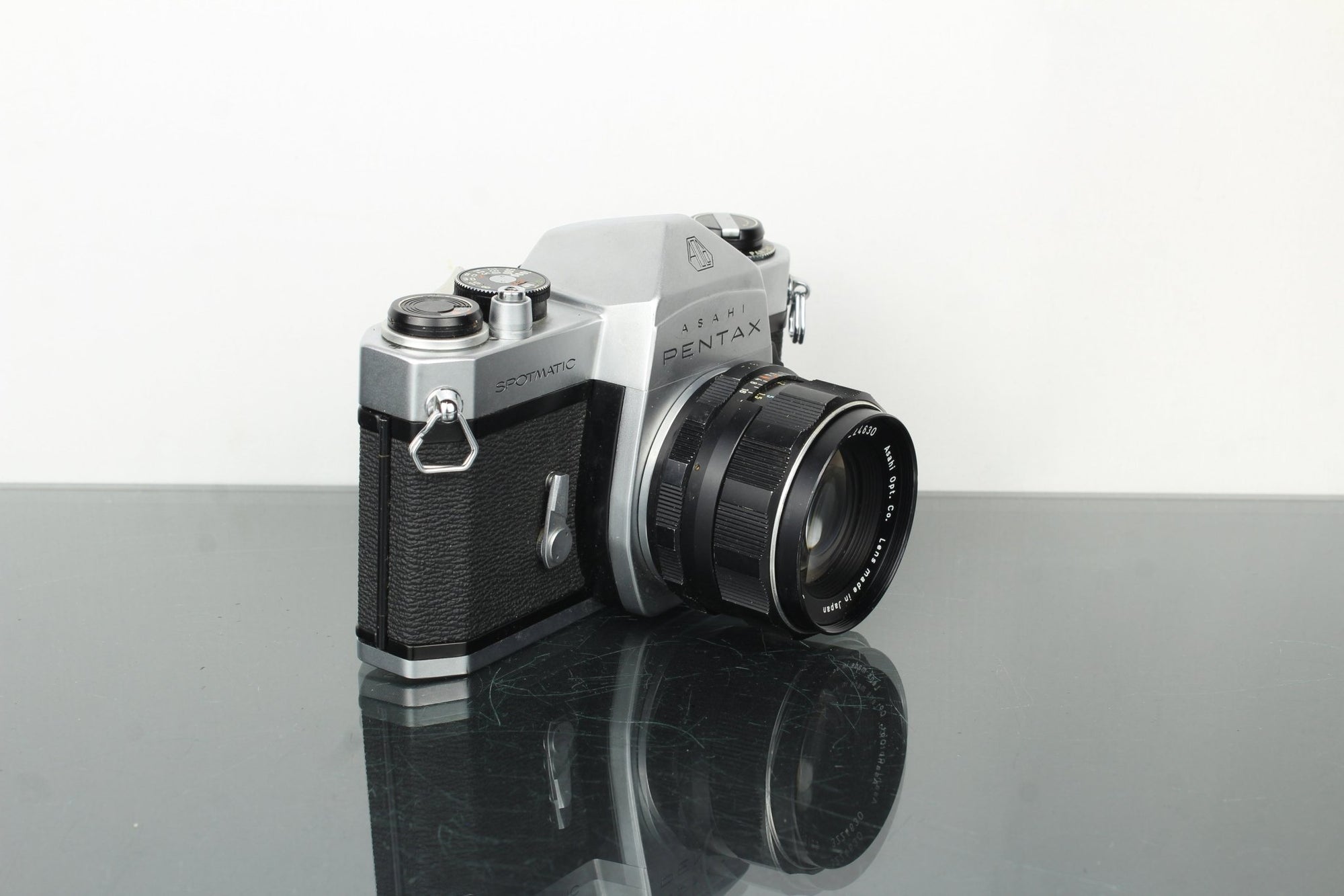 Pentax Asahi Spotmatic SP + Super Takumar 55mm f/2 - Dutch|Thrift