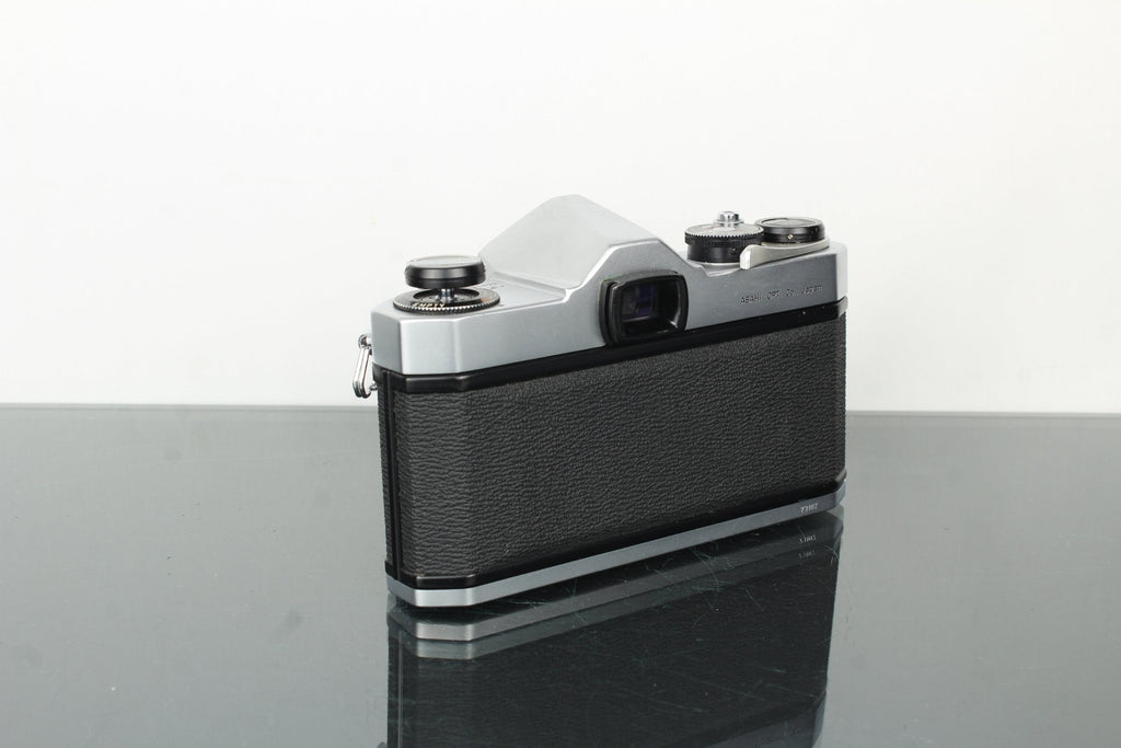 Pentax Asahi Spotmatic SP + Super Takumar 55mm f/2 - Dutch|Thrift