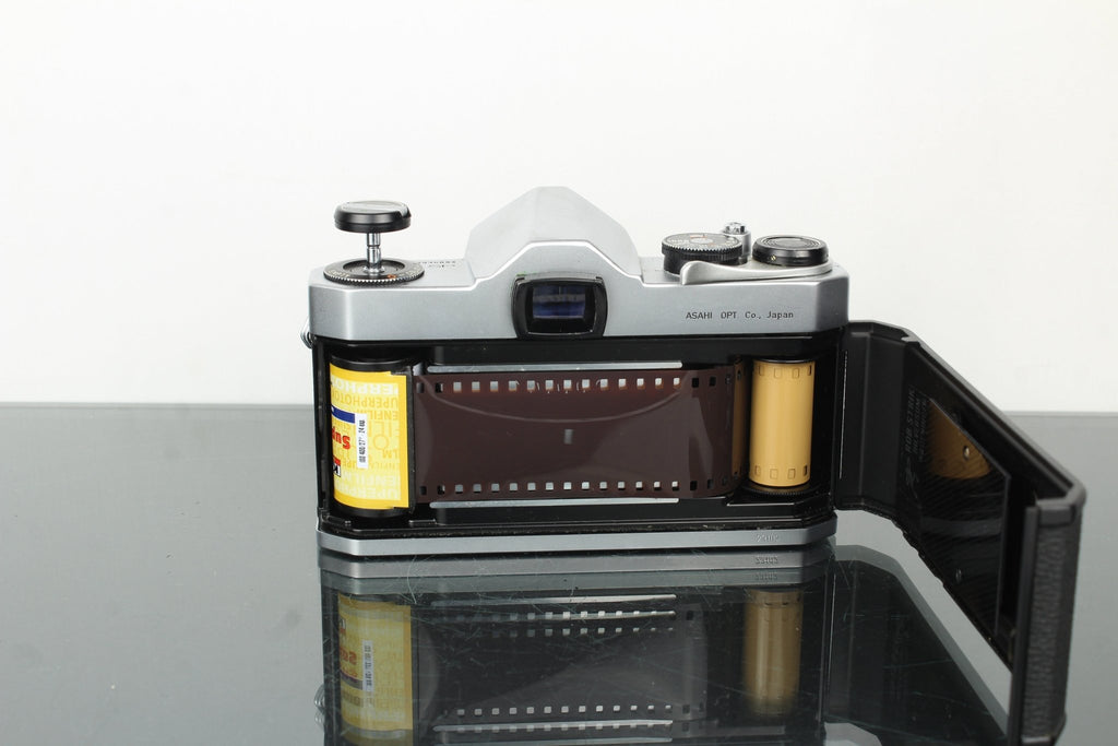 Pentax Asahi Spotmatic SP + Super Takumar 55mm f/2 - Dutch|Thrift