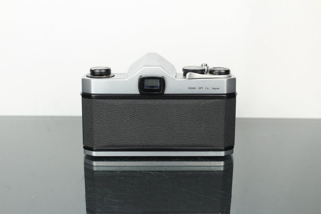 Pentax Asahi Spotmatic SP + Super Takumar 55mm f/2 - Dutch|Thrift