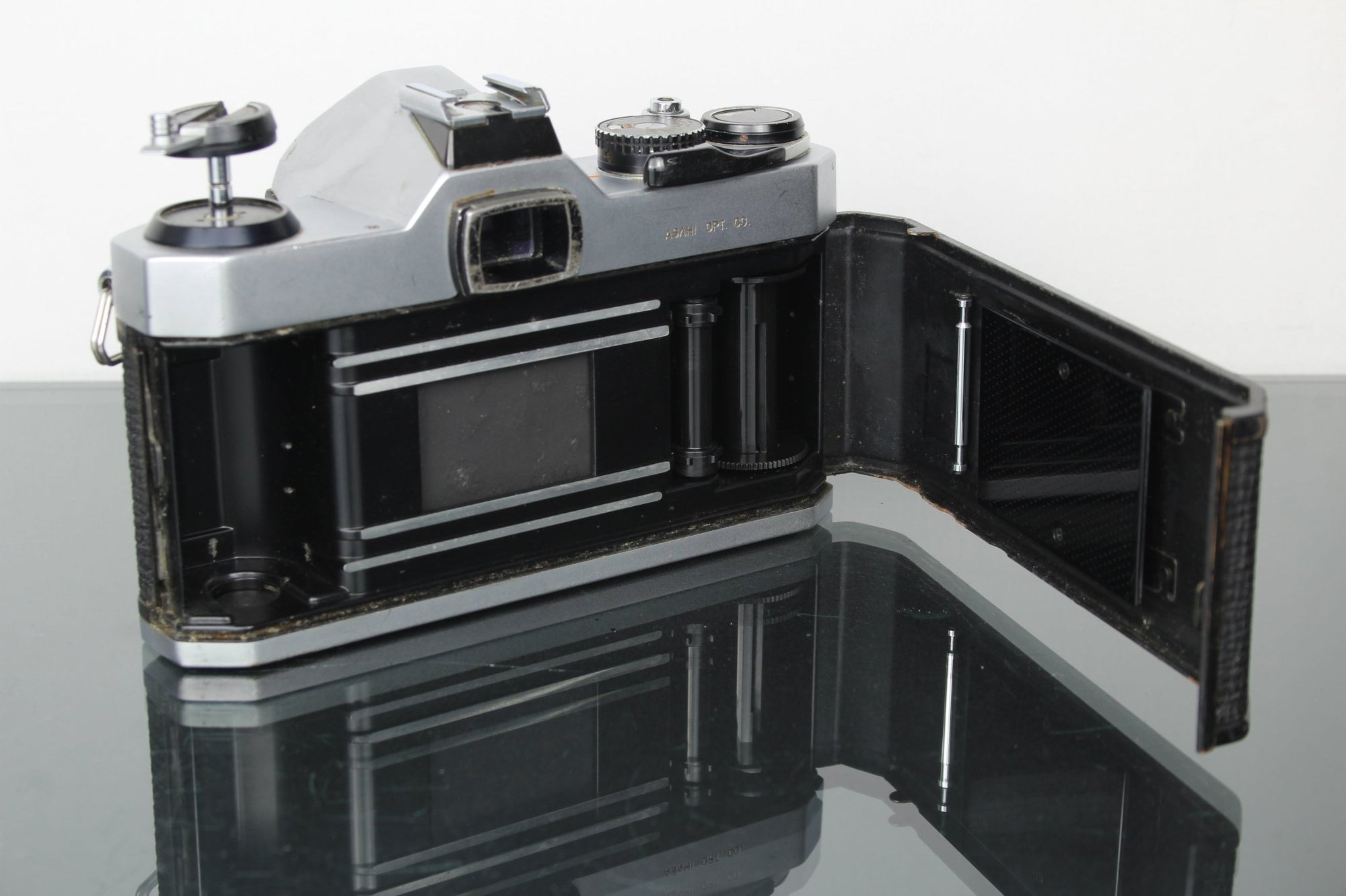 Pentax K1000 + 50mm 1:2 Pentax lens - Dutch|Thrift