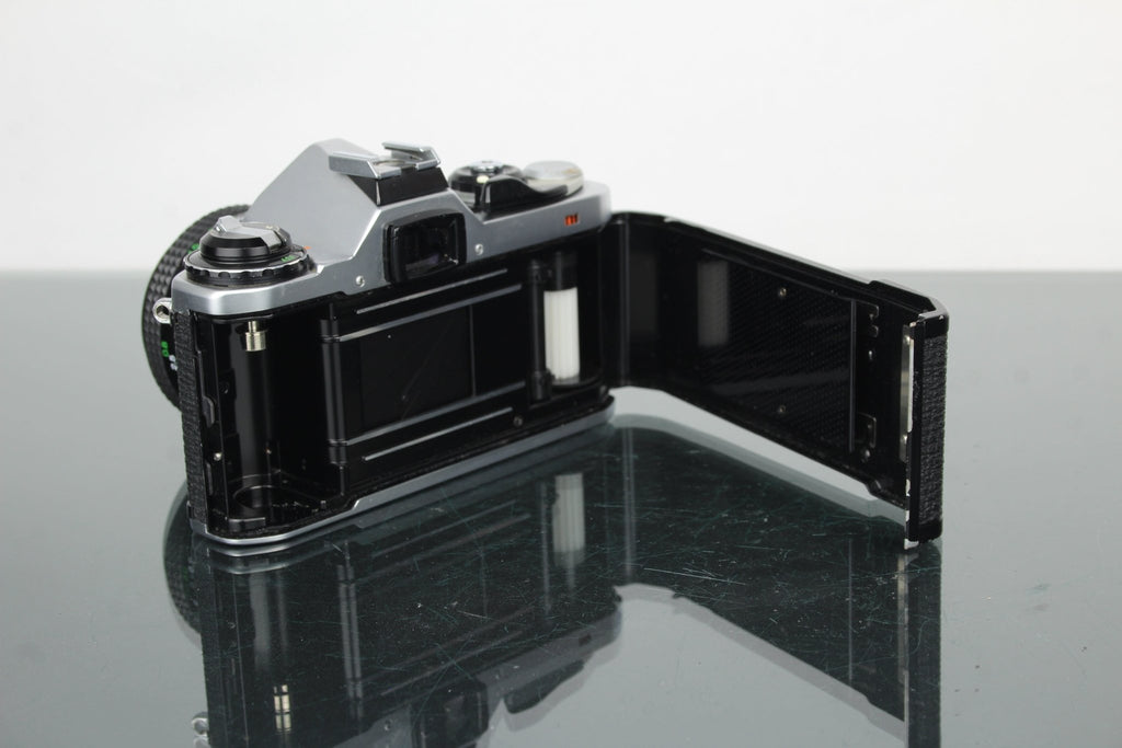 Pentax ME + 50mm f/2 Cosina lens - Dutch|Thrift