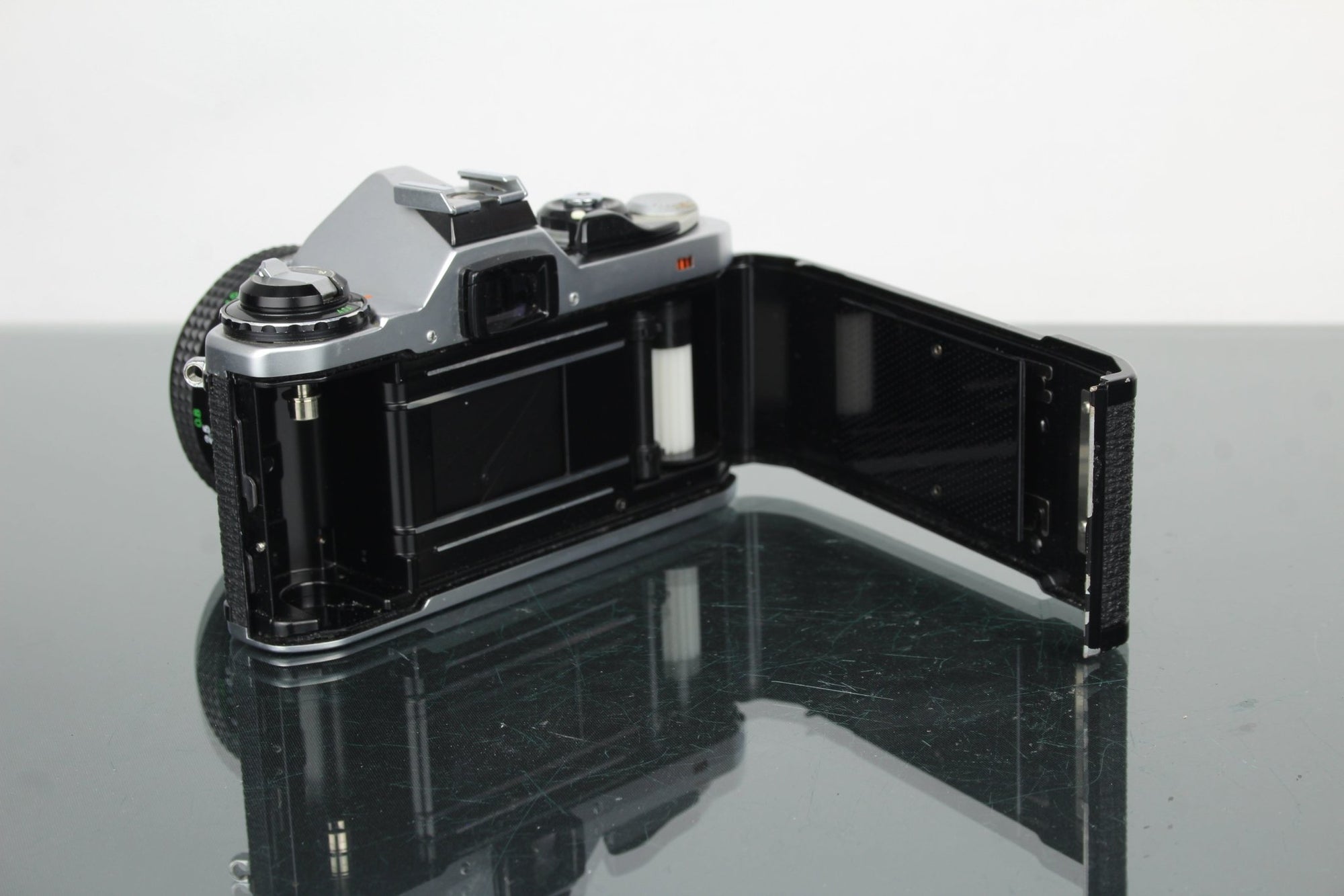 Pentax ME + 50mm f/2 Cosina lens - Dutch|Thrift