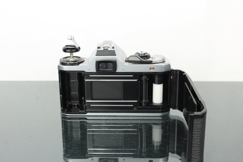 Pentax ME + 50mm f/2 Pentax - M lens - Dutch|Thrift