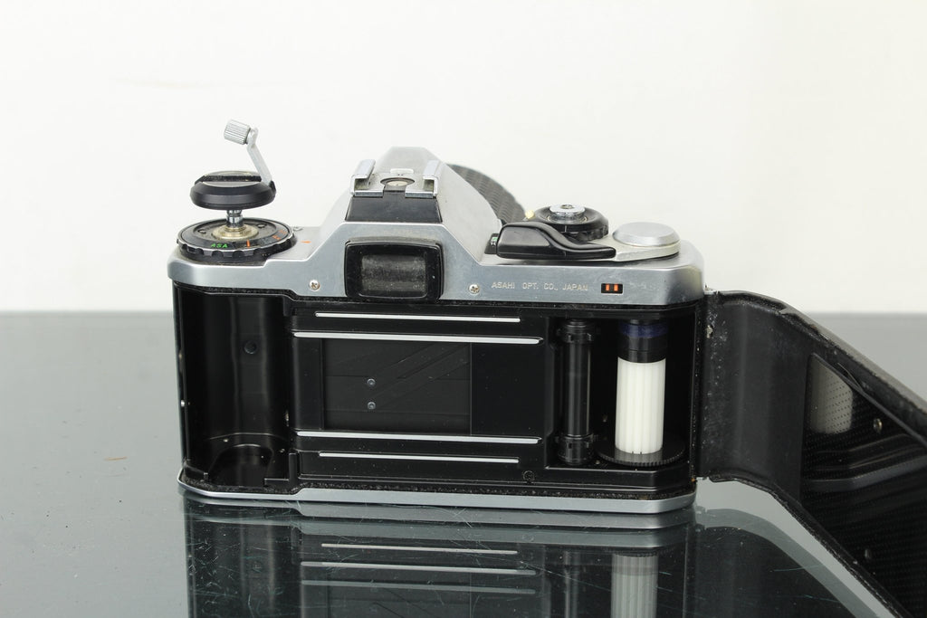 Pentax ME + Pentax M 135mm f/3.5 lens - Dutch|Thrift