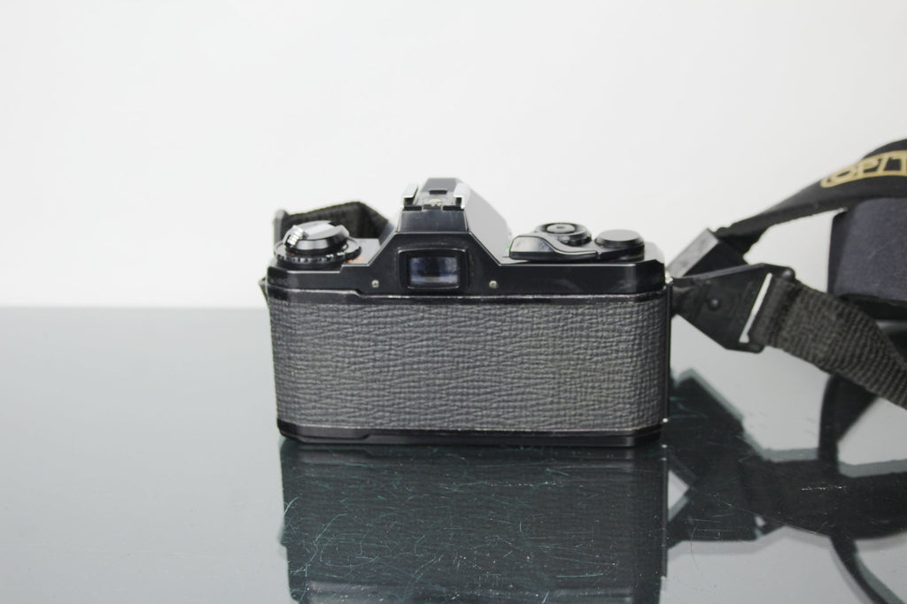 Pentax MV + 50mm f/2 Pentax lens - Dutch|Thrift