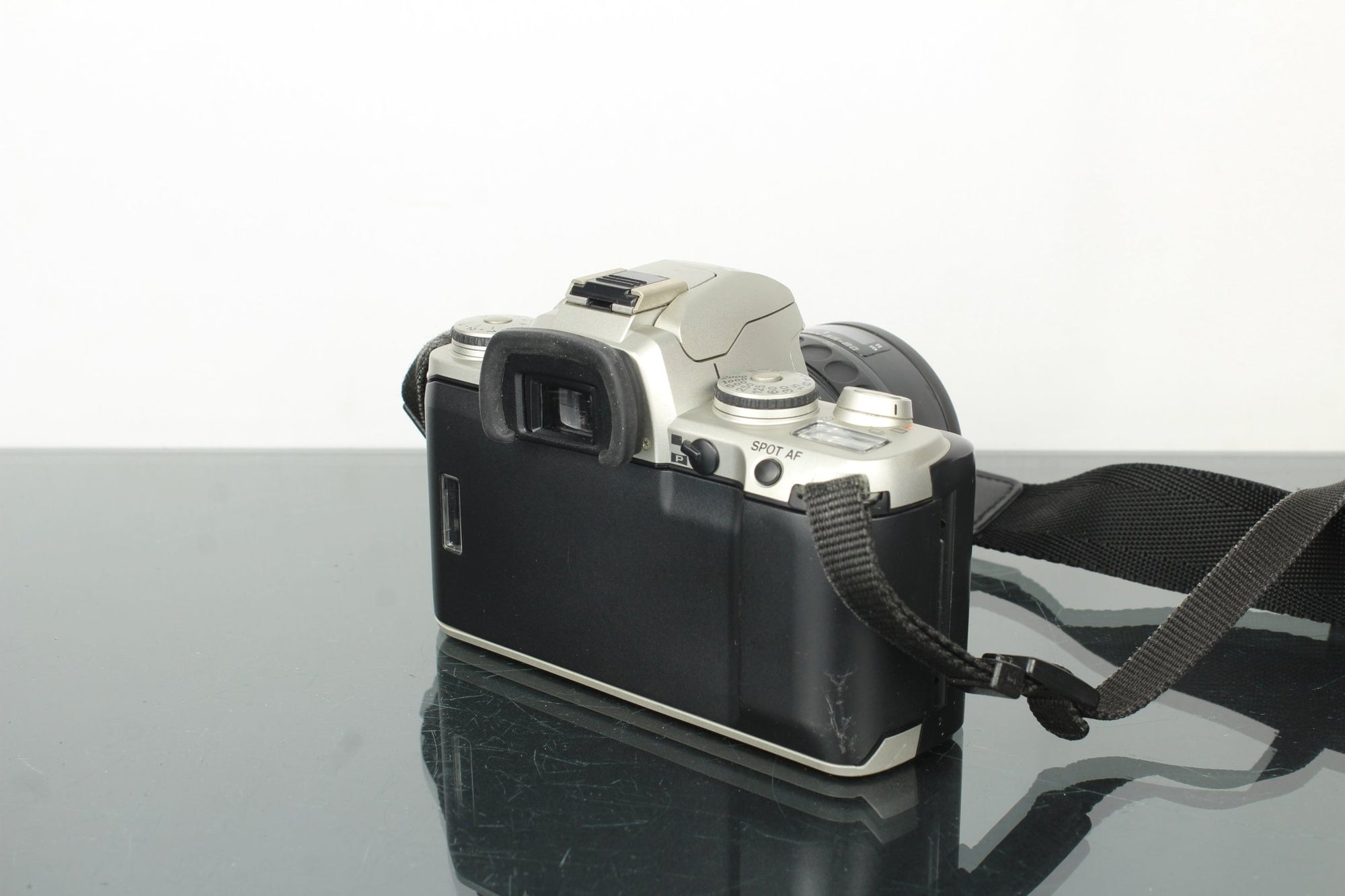 Pentax MZ - 5 + SMC Pentax - F 35 - 80mm f/4 - 5.6 PK mount lens - Dutch|Thrift