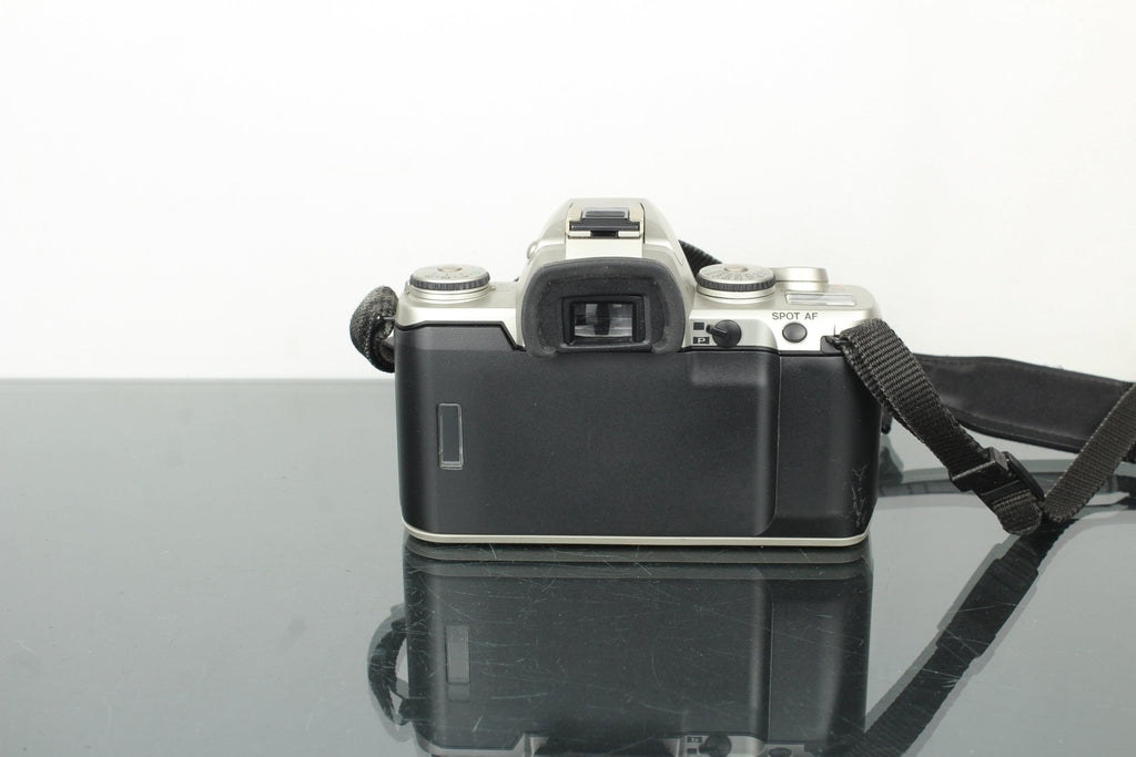 Pentax MZ - 5 + SMC Pentax - F 35 - 80mm f/4 - 5.6 PK mount lens - Dutch|Thrift