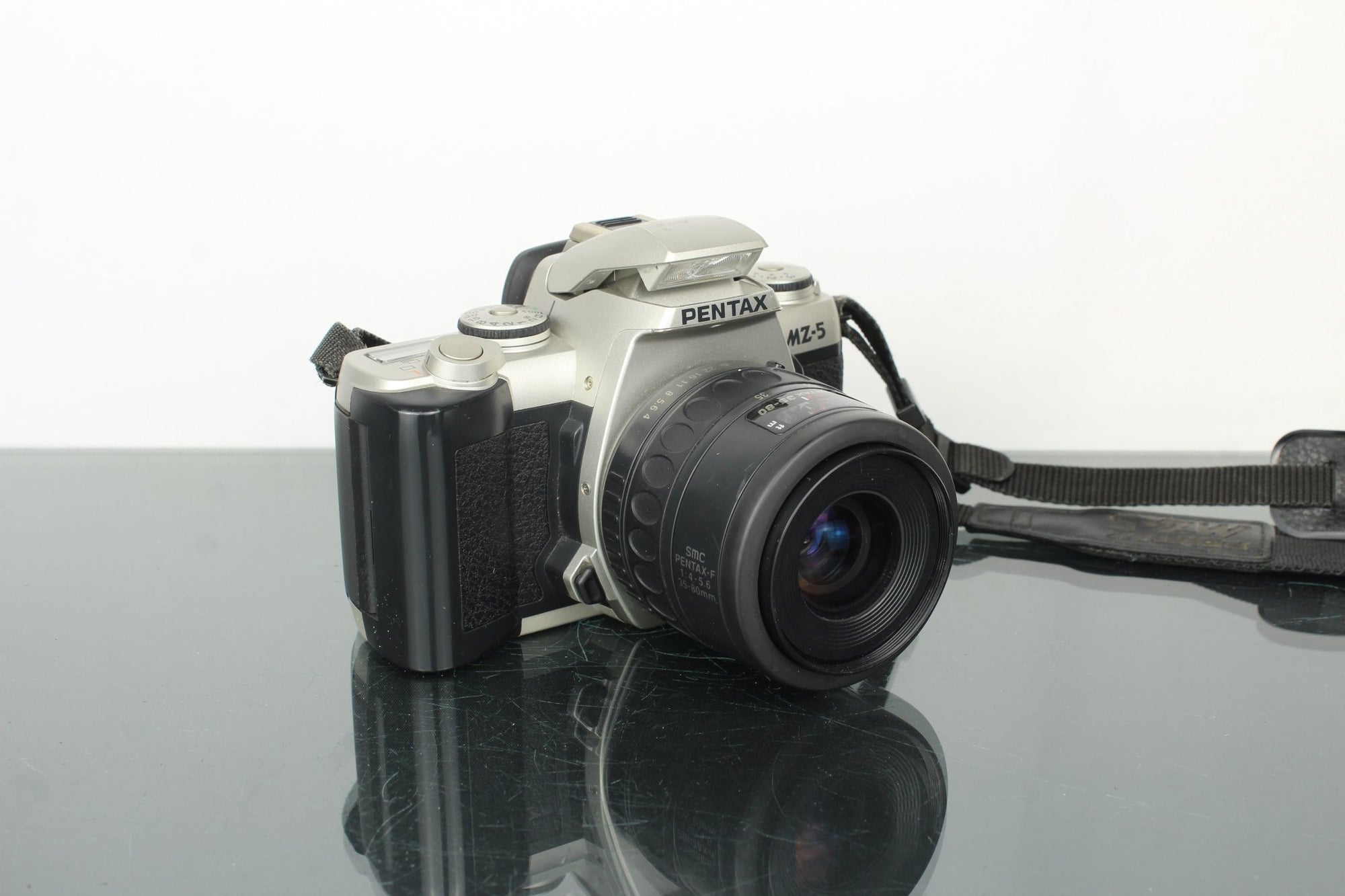 Pentax MZ - 5 + SMC Pentax - F 35 - 80mm f/4 - 5.6 PK mount lens - Dutch|Thrift