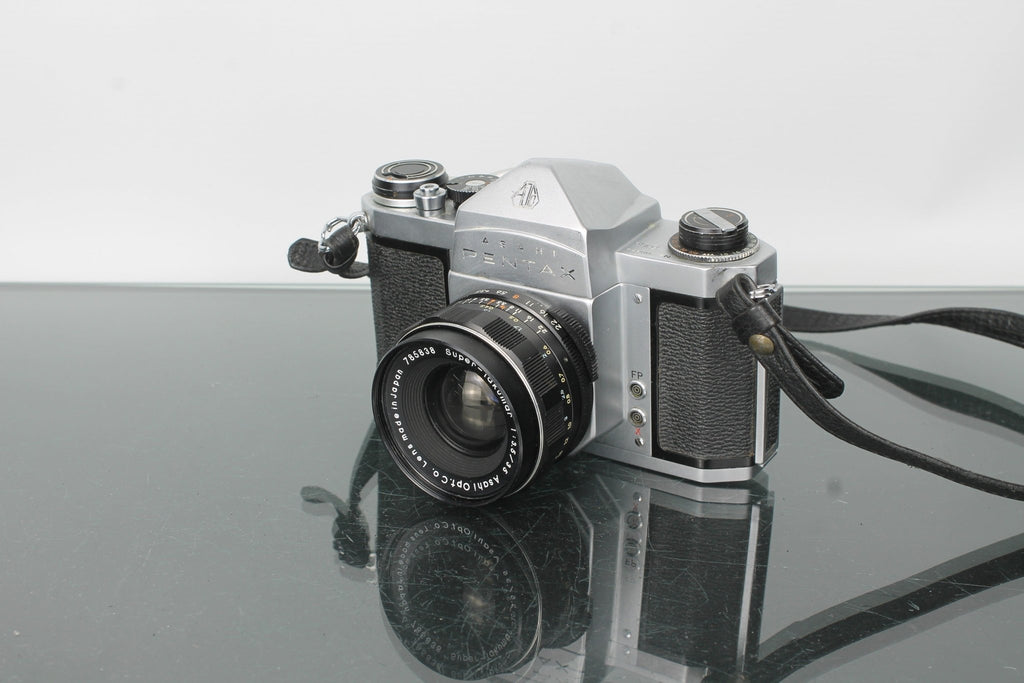 Pentax S1a + Super - Takumar 1:3.5 35mm - Dutch|Thrift