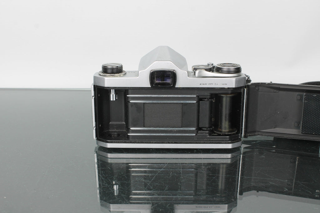 Pentax S1a + Super - Takumar 1:3.5 35mm - Dutch|Thrift
