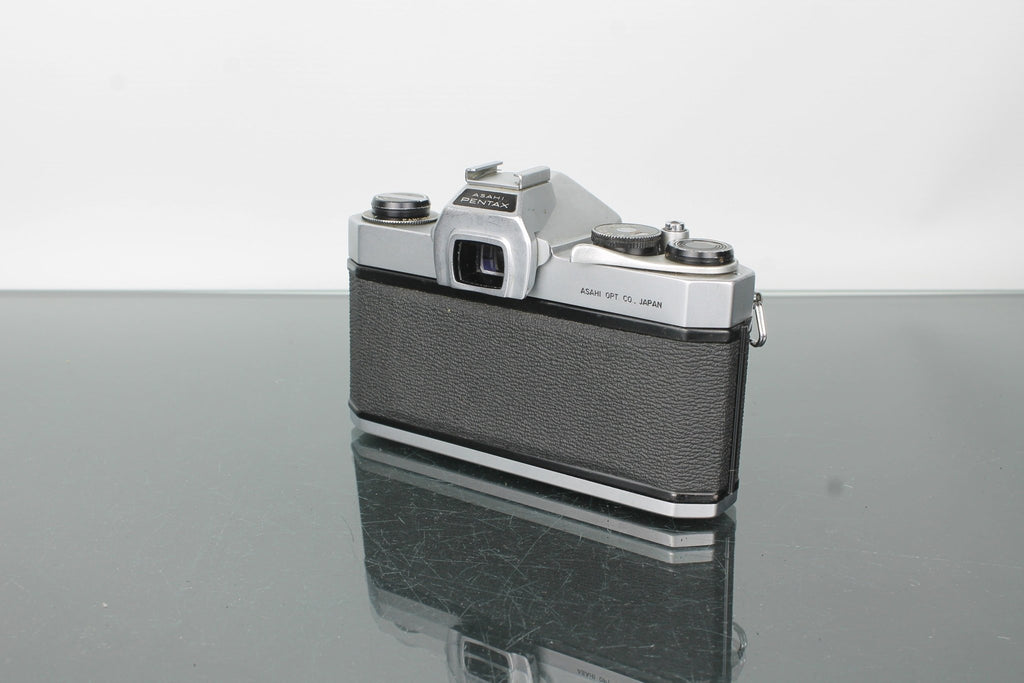 Pentax SP 500 + Super Multi Coated Takumar 28mm f/3.5 - Dutch|Thrift