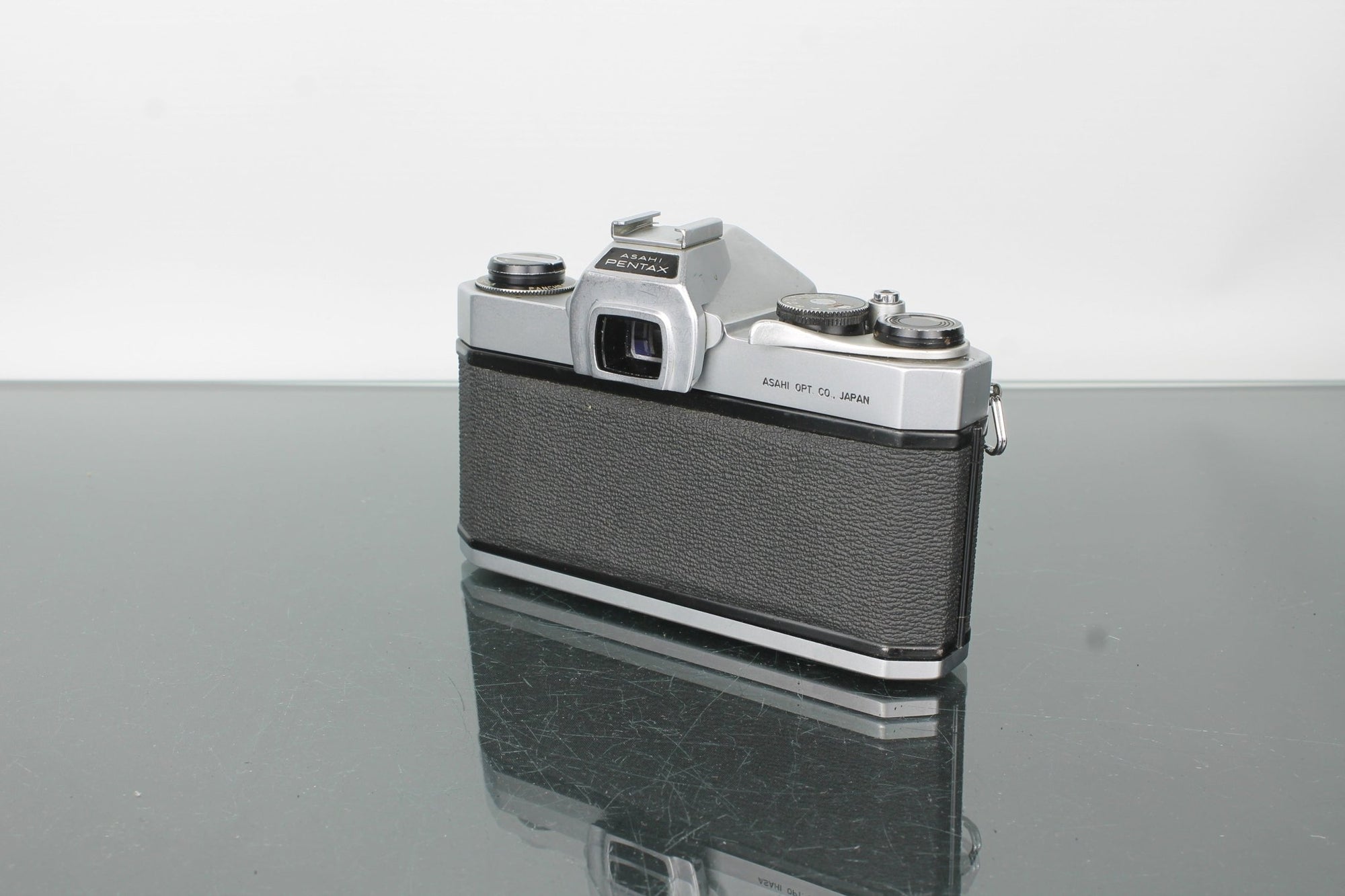 Pentax SP 500 + Super Multi Coated Takumar 28mm f/3.5 - Dutch|Thrift