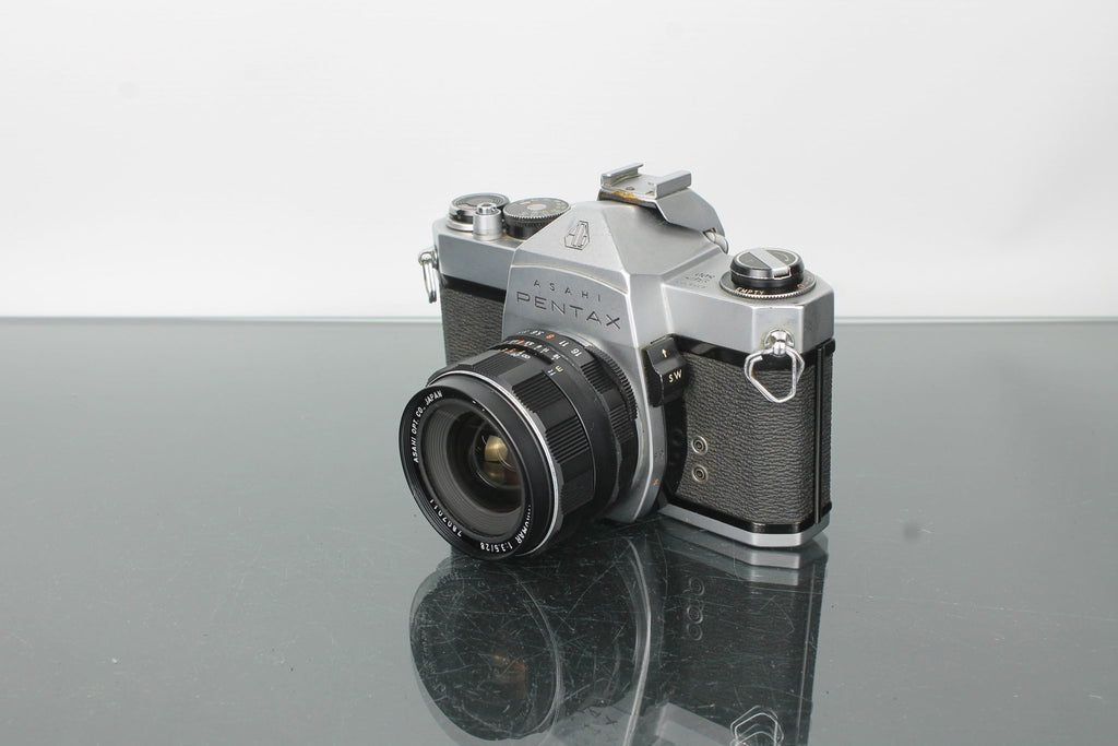 Pentax SP 500 + Super Multi Coated Takumar 28mm f/3.5 - Dutch|Thrift