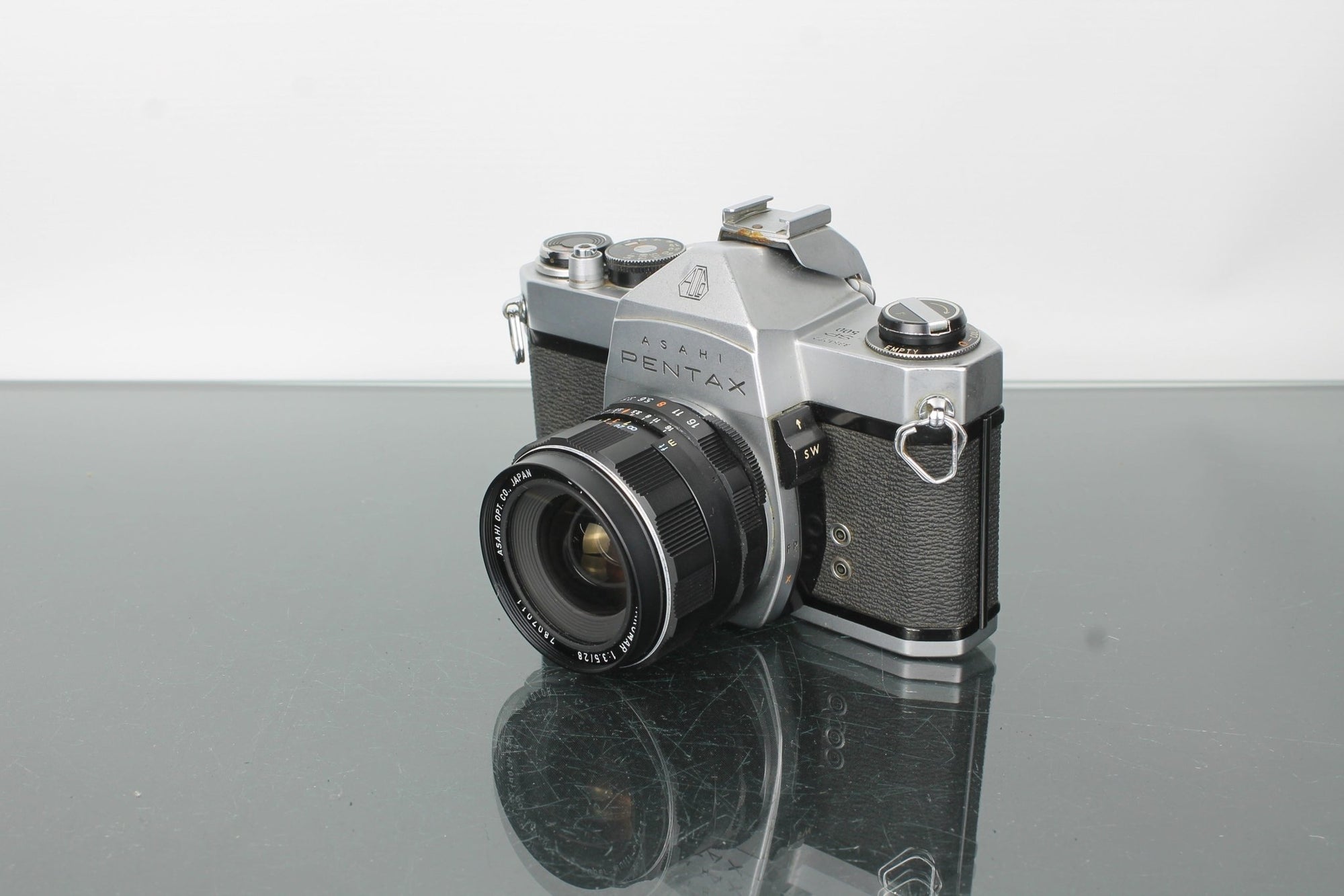 Pentax SP 500 + Super Multi Coated Takumar 28mm f/3.5 - Dutch|Thrift