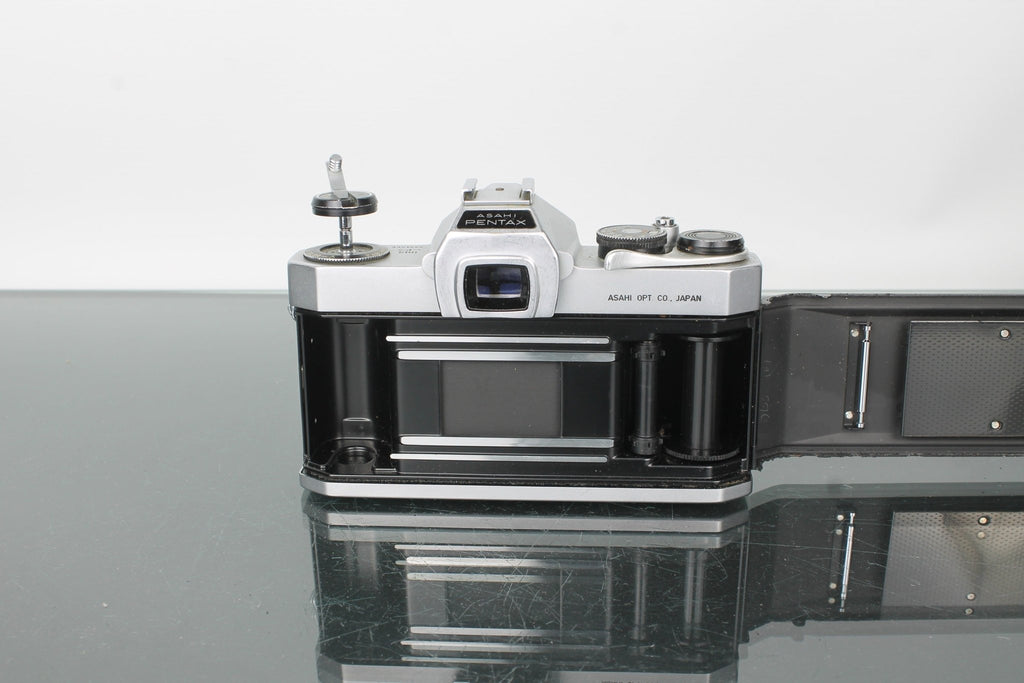 Pentax SP 500 + Super Multi Coated Takumar 28mm f/3.5 - Dutch|Thrift