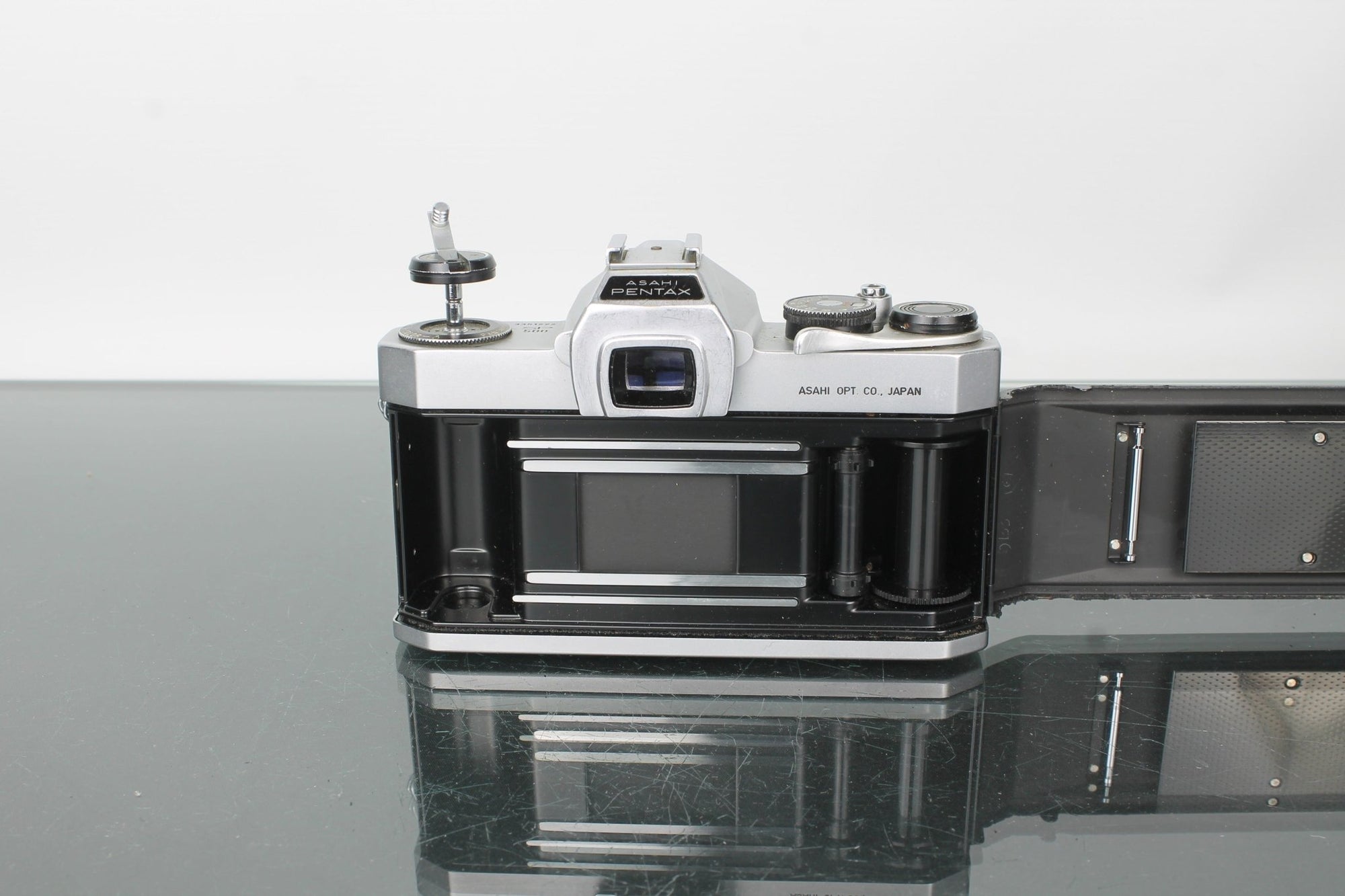 Pentax SP 500 + Super Multi Coated Takumar 28mm f/3.5 - Dutch|Thrift
