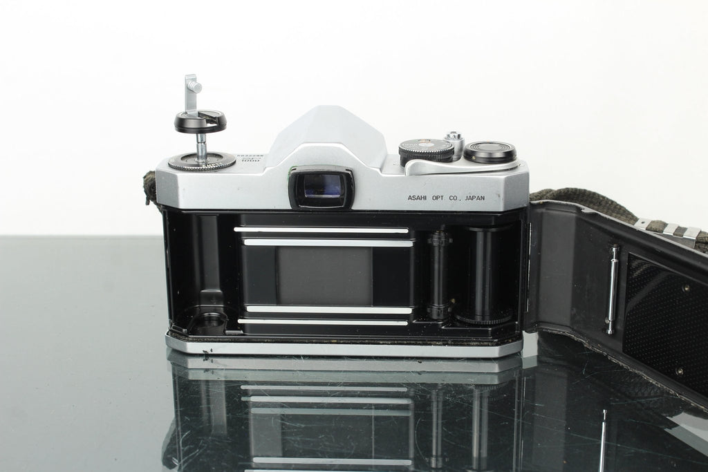 Pentax SP1000 + 55mm f/2 SMC Takumar lens - Dutch|Thrift