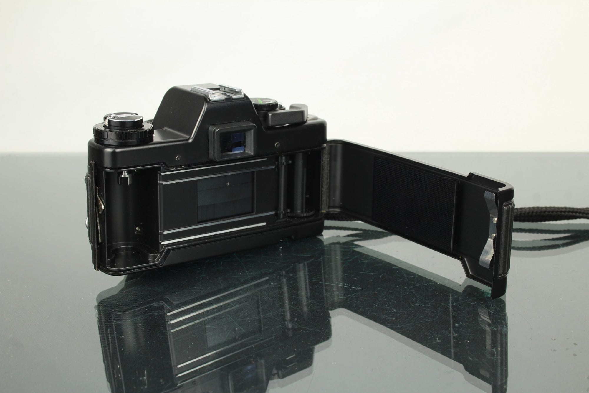 Praktica Electronic B100 + Prakticar 50mm 1.8 lens - Dutch|Thrift