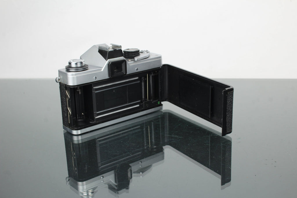 Praktica LTL + Pentacon 29mm f/2.8 lens - Dutch|Thrift