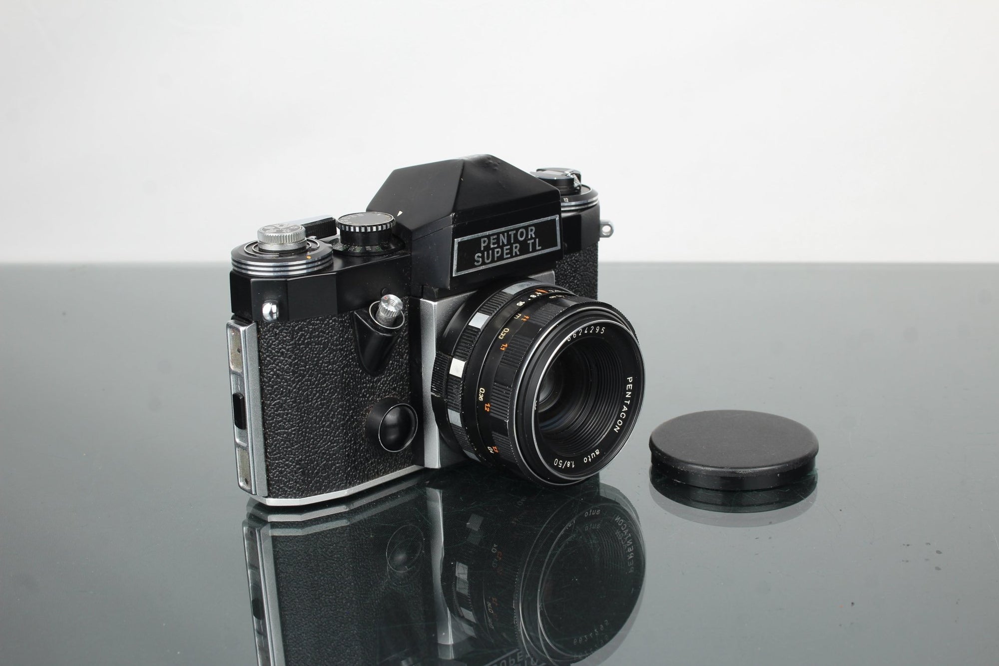 Praktica Super TL + Pentacon 50mm 1.8 lens - Dutch|Thrift