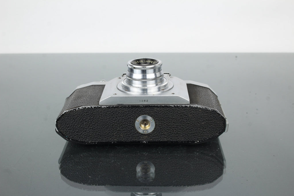 Praktiflex + 50mm f/3.5 lens - Dutch|Thrift