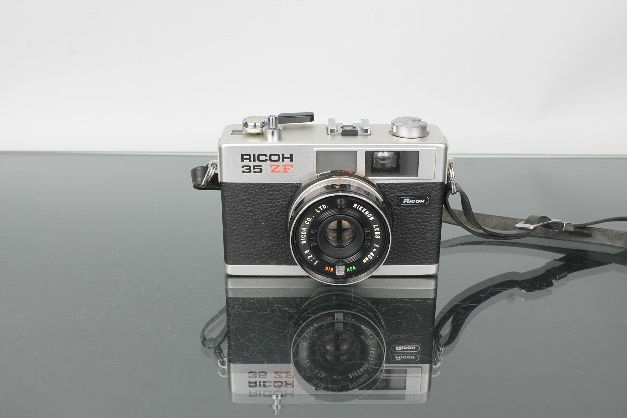 Ricoh 35 ZF - Dutch|Thrift