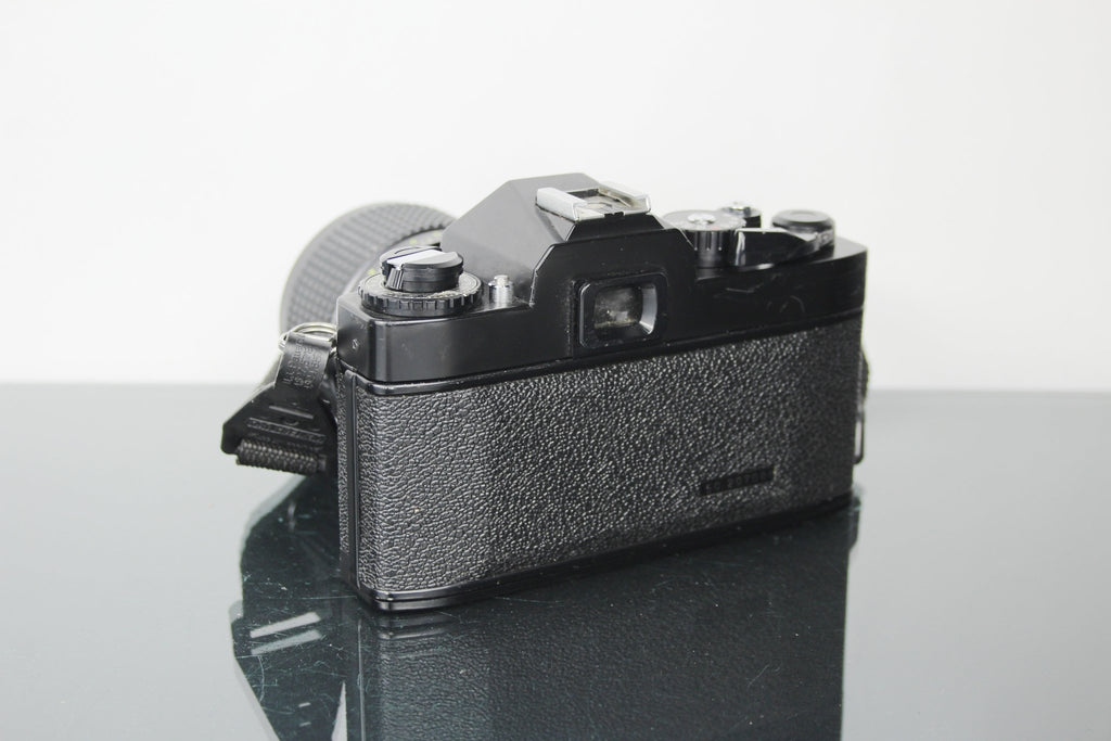 Ricoh KR - 5 + Tokina AT - X 28 - 85mm 1:3.5 - 4.5 lens (Pentax K mount) - Dutch|Thrift