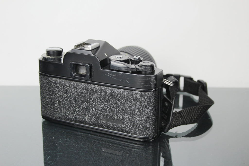 Ricoh KR - 5 + Tokina AT - X 28 - 85mm 1:3.5 - 4.5 lens (Pentax K mount) - Dutch|Thrift