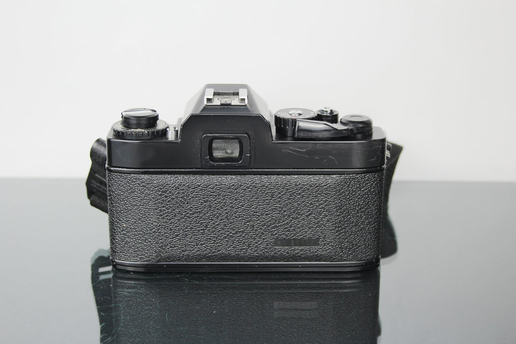 Ricoh KR - 5 + Tokina AT - X 28 - 85mm 1:3.5 - 4.5 lens (Pentax K mount) - Dutch|Thrift