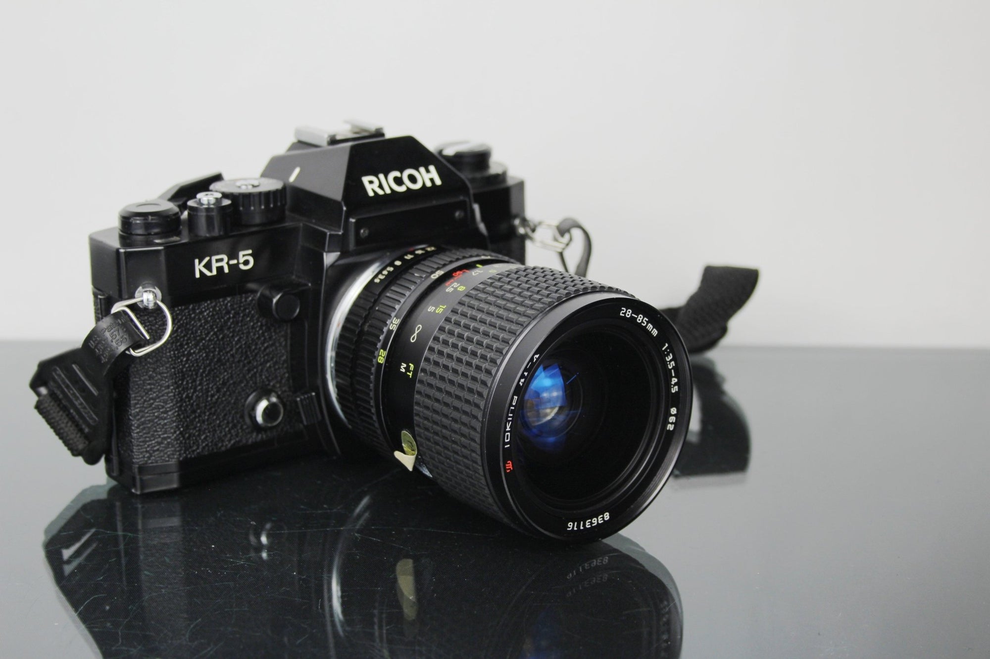 Ricoh KR - 5 + Tokina AT - X 28 - 85mm 1:3.5 - 4.5 lens (Pentax K mount) - Dutch|Thrift