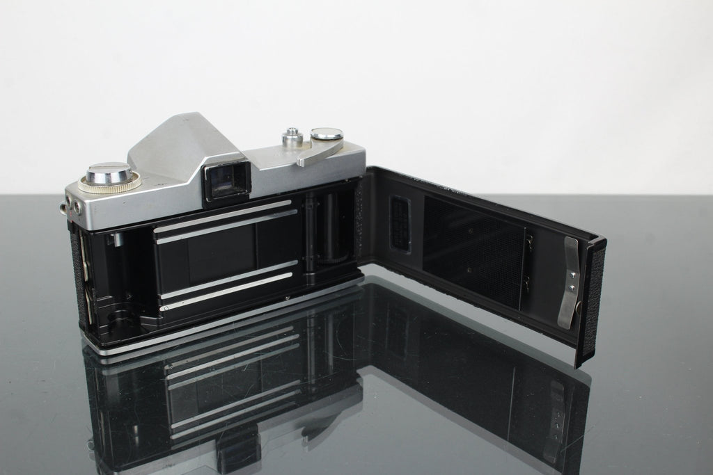 Ricoh Singlex TLS + Auto Rikenon 55mm f/2.8 lens - Dutch|Thrift