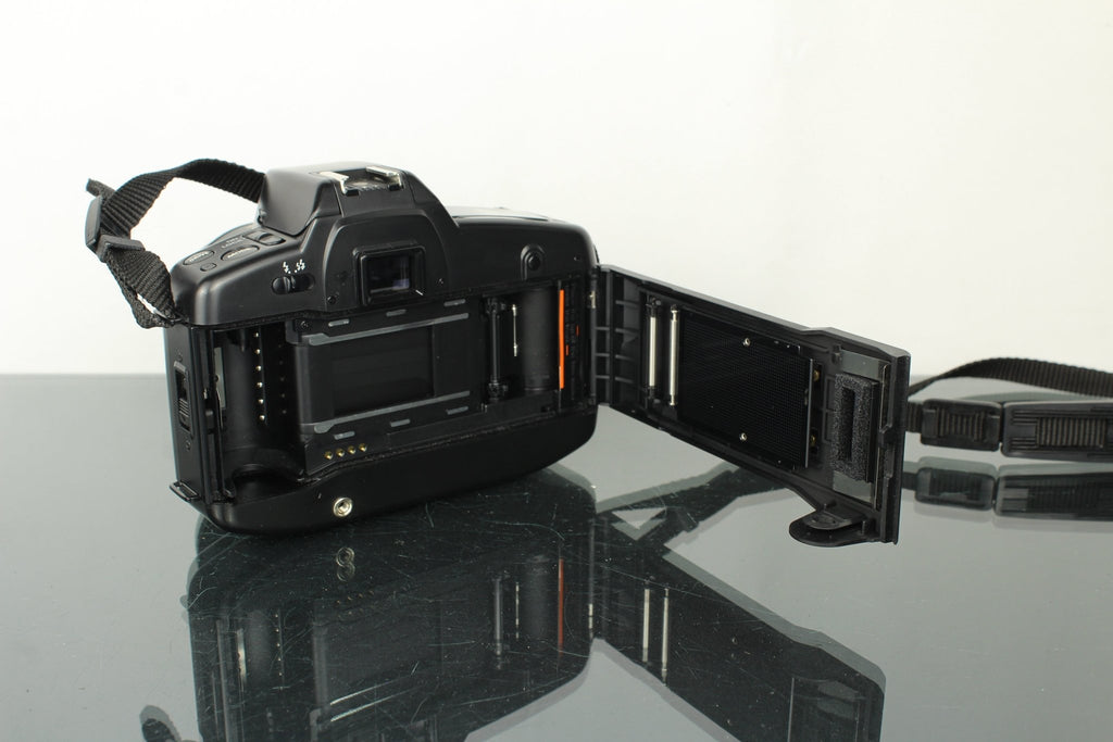 Yashica 270 + AF 35 - 70mm 1:3.3 - 4.5 lens - Dutch|Thrift