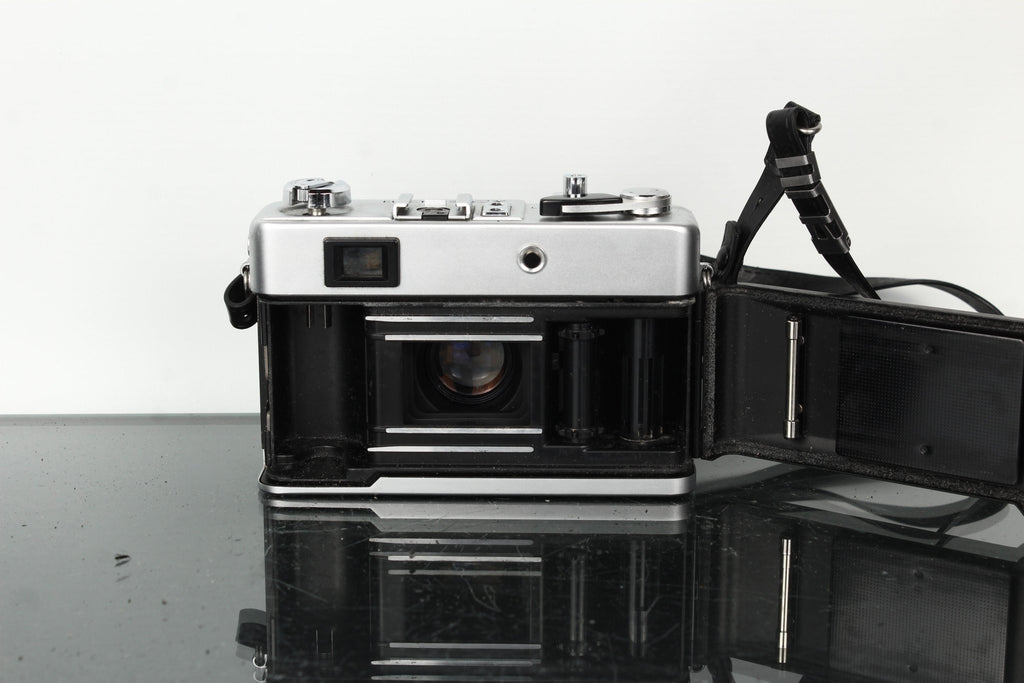 Yashica Electro 35 GX + Color Yashinon DX 40mm f/1.7 - Dutch|Thrift