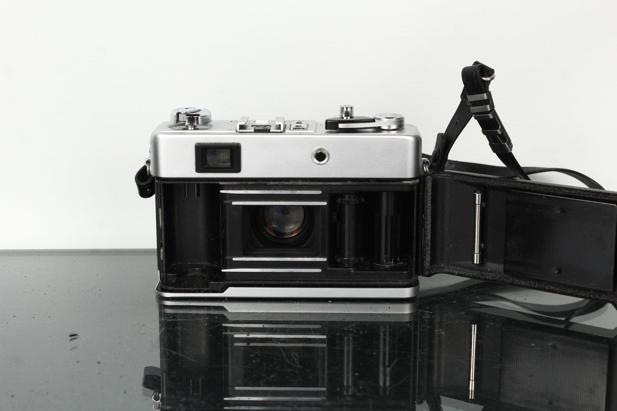 Yashica Electro 35 GX + Color Yashinon DX 40mm f/1.7 - Dutch|Thrift