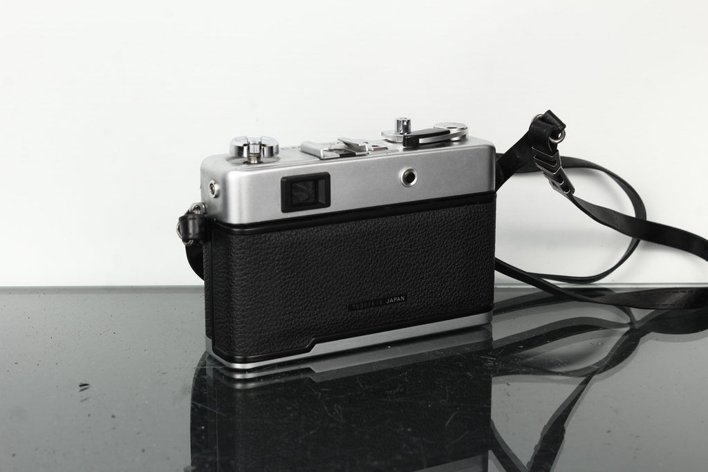 Yashica Electro 35 GX + Color Yashinon DX 40mm f/1.7 - Dutch|Thrift