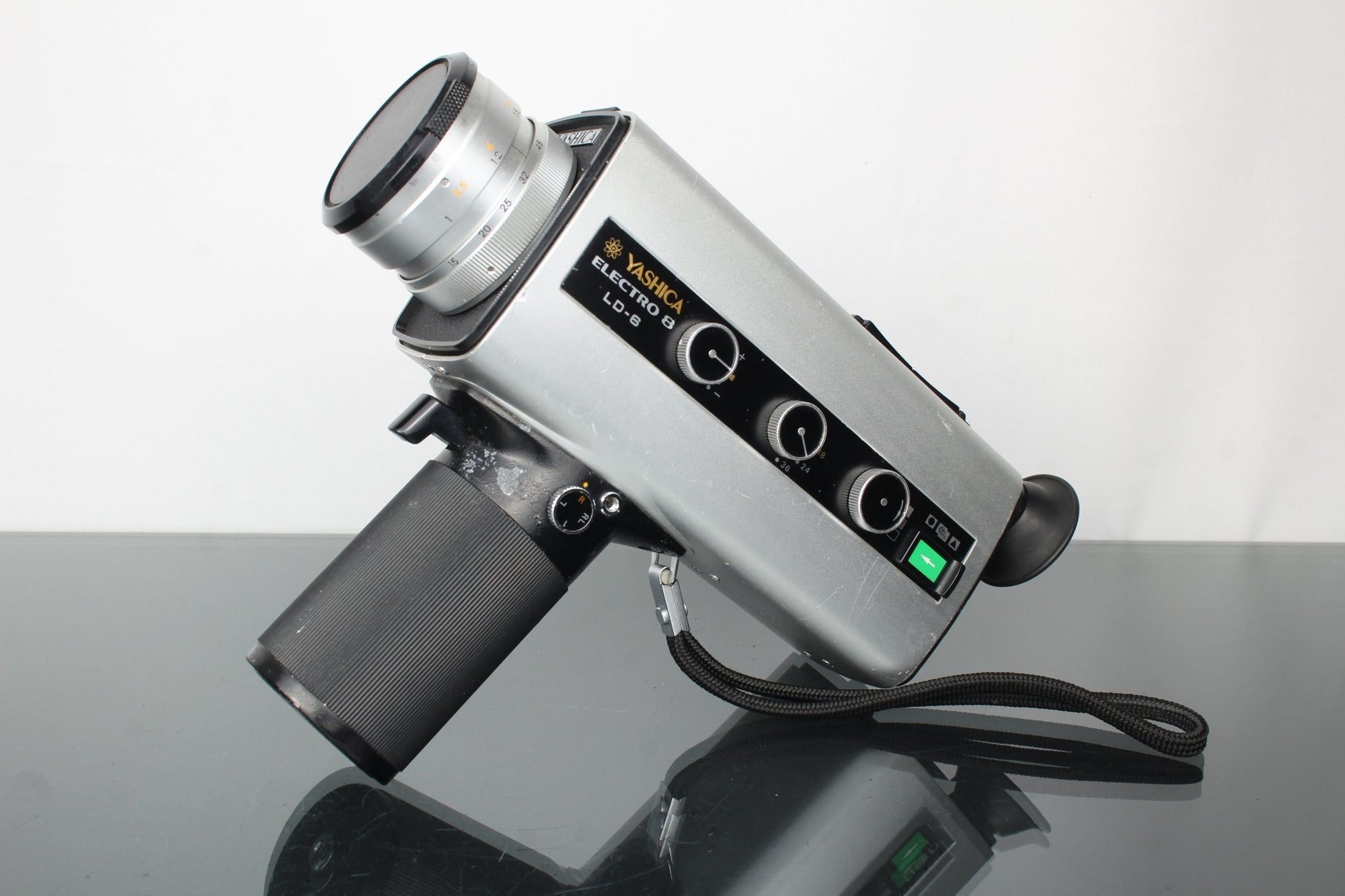 Yashica Electro 8 LD - 6 - Dutch|Thrift