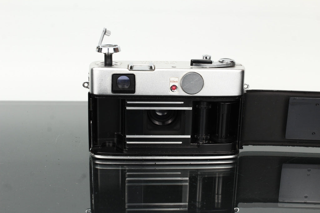 Yashica Electro M5 + Yashinon 1:2.8 45mm - Dutch|Thrift