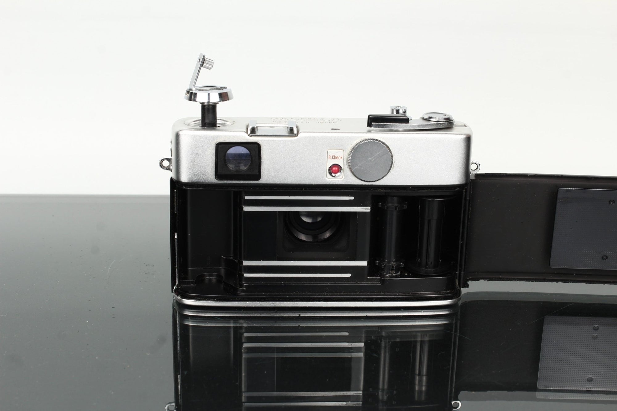 Yashica Electro M5 + Yashinon 1:2.8 45mm - Dutch|Thrift