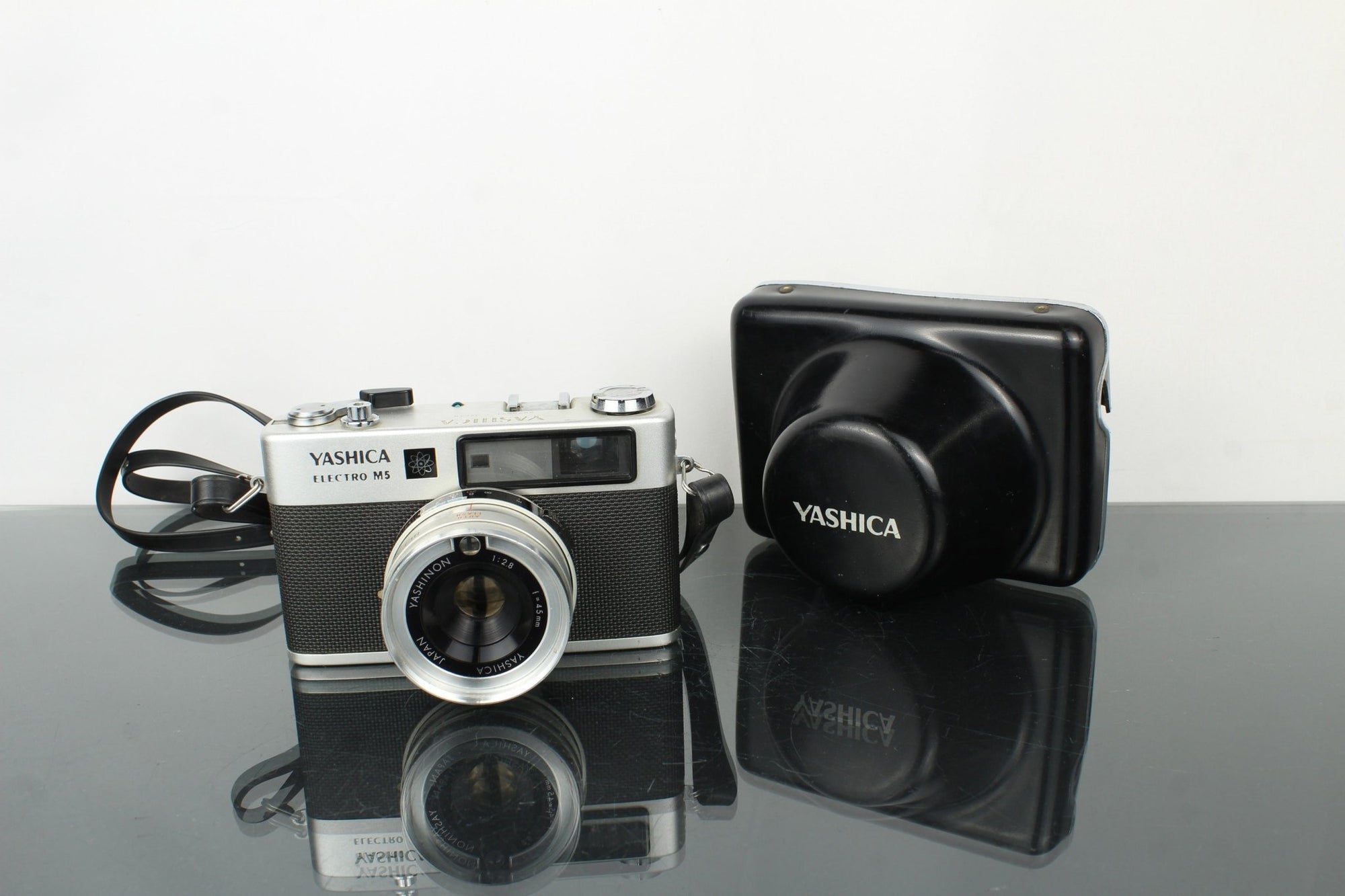 Yashica Electro M5 + Yashinon 1:2.8 45mm - Dutch|Thrift
