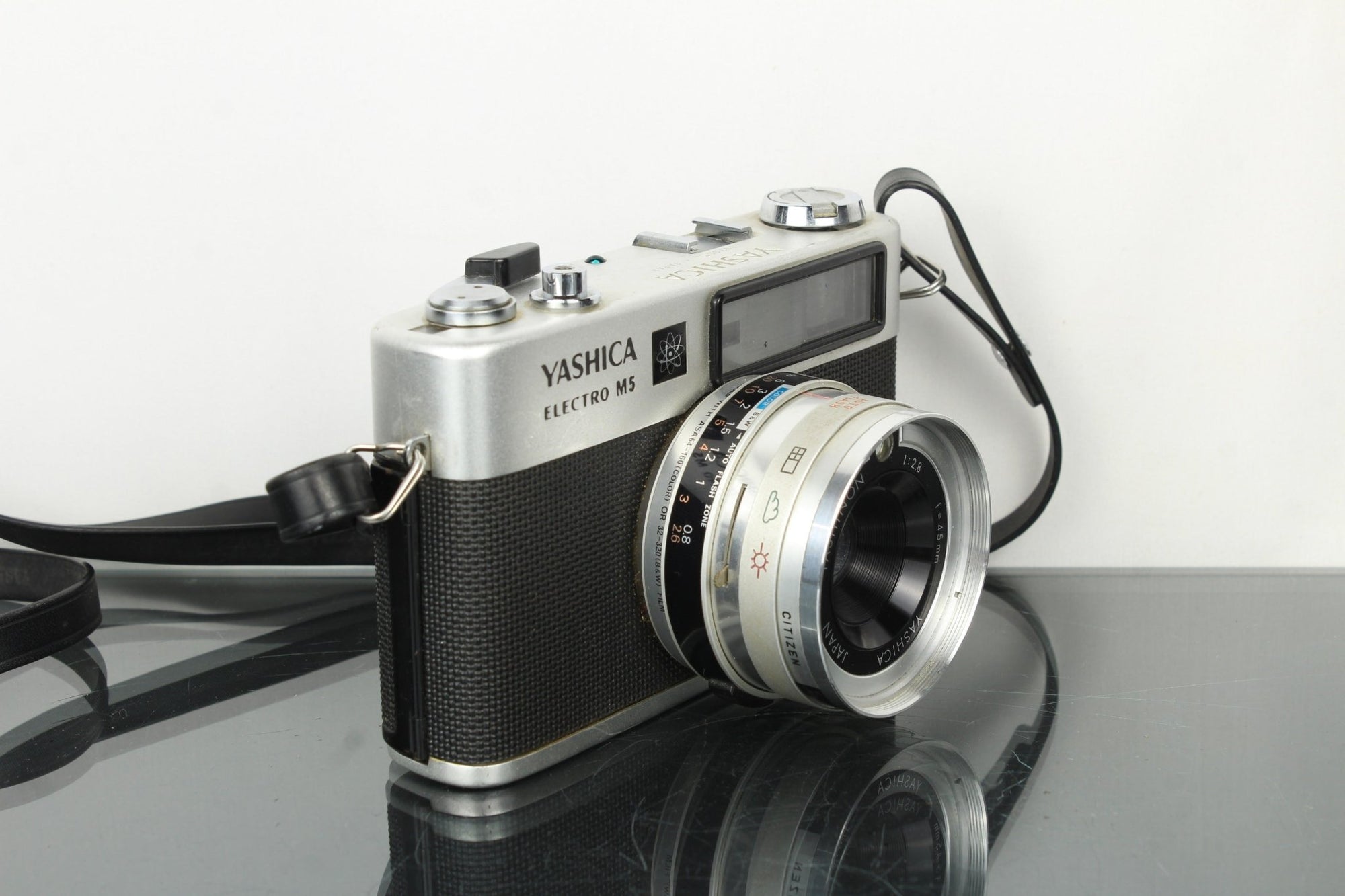 Yashica Electro M5 + Yashinon 1:2.8 45mm - Dutch|Thrift